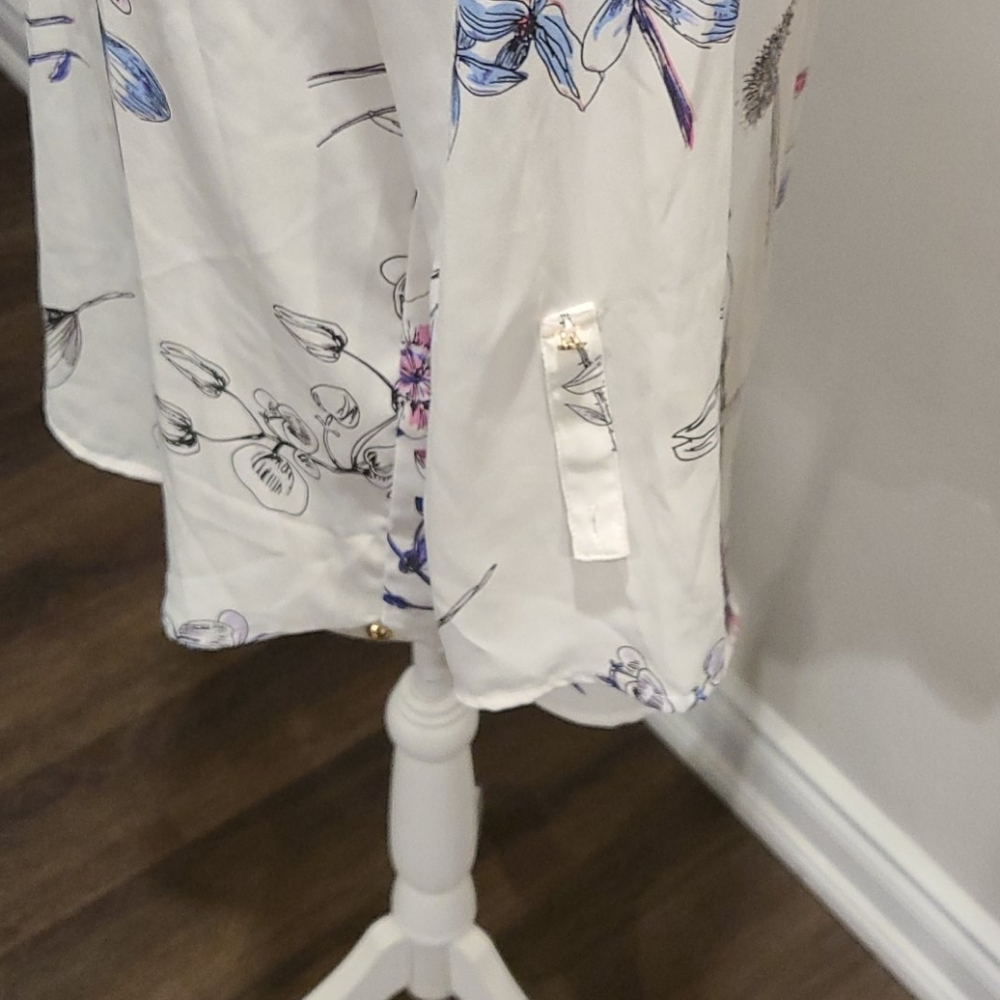Dynamite semi-sheer floral blouse - Picture 6 of 8